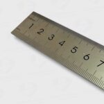 Regla Metálica Deli 50CM - Resistente y Precisa - Imagen 3